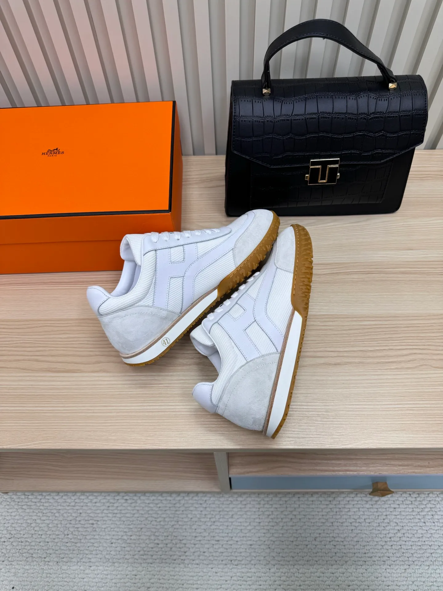👟👟Ex-factory price 600👟👟 Hermes / Top version #couple style 24ss casual sneakers Suede goatskin sneakers decorated with contrasting patterns and iconic "H" details, beautifully packaged at the delivery counter🛍📦 Fabric: suede + down cloth Lining: mixed sheep lining Outsole: original TPU Bottom thickness: 2CM Size: 35-45
